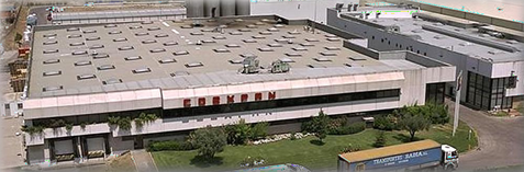 El techo de un edificio con placas solares.